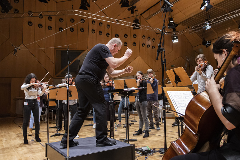 Orchester mit Dirigent