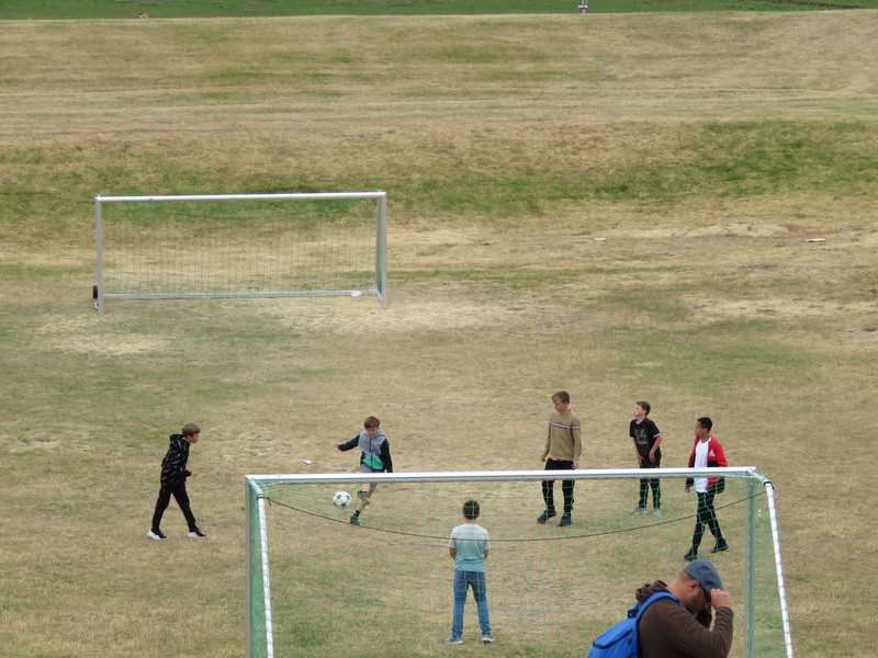 Schüler der Inselschule auf dem Fußballplatz