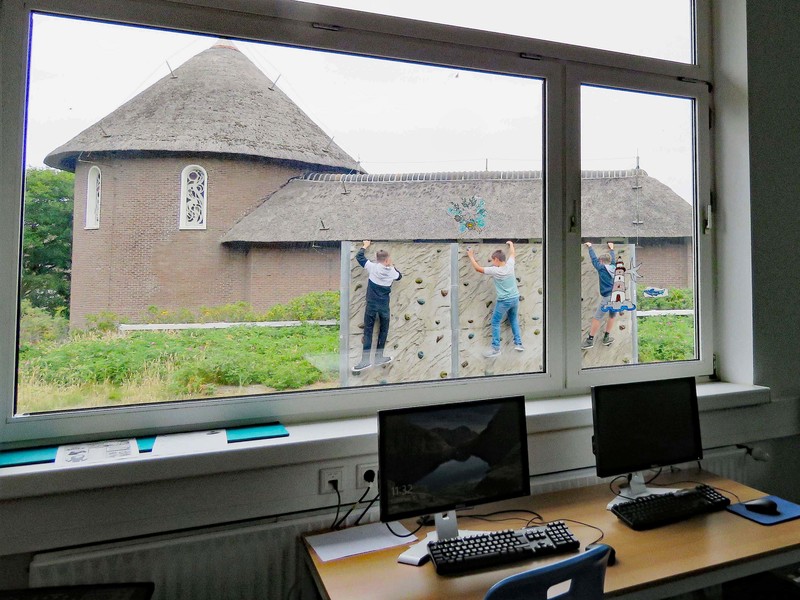 Blick aus dem Computerraum auf die Kletterwand