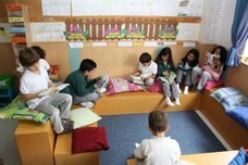 Schüler in einer Sitzgruppe