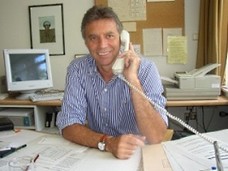 Ingo Wulf am Schreibtisch mit Telefon