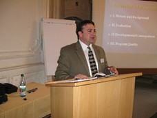 Prof. Joseph Mahoney bei einem Vortrag
