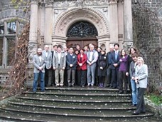 Gruppenfoto des Netzwerkes NEO ER vor Schloss Rauischholhausen