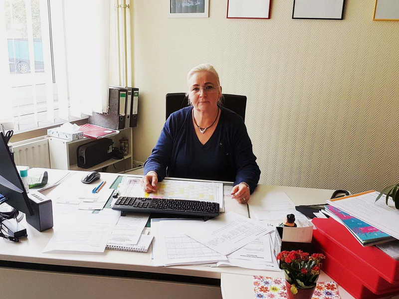 Iris Lehmann an ihrem Schreibtisch