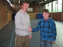 Ein Mann gibt einem Jungen die Hand.
