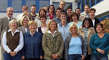 Gruppenfoto von Erwachsenen vor einem Gebäude