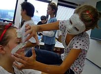 Schülerinnen beim Herstellen von Gipsmasken