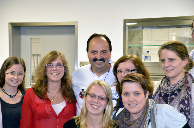 Johann Lafer mit Schülerinnen und Schülern