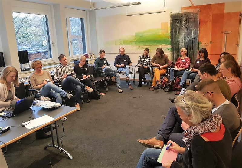 Workshop-Teilnehmer sitzen im Kreis