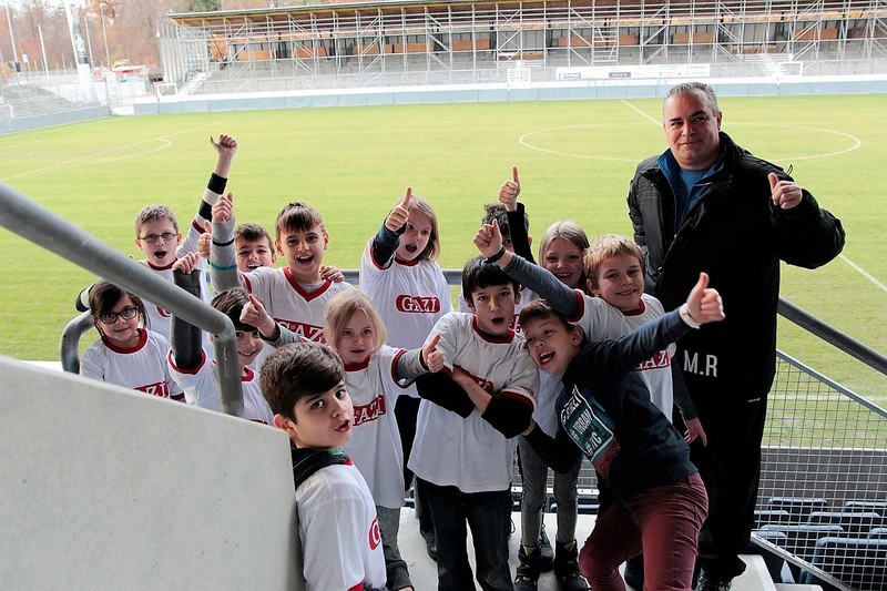 Gruppenfoto der Kinder im Stadion