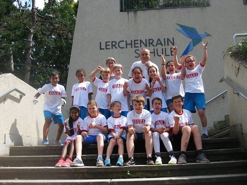 Gruppenfoto mit Schülern der Kooperationsschule Lerchenrainschule