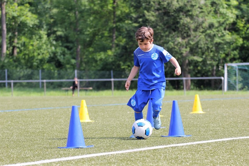 Schüler beim Dribbling