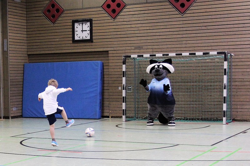 Schüler und Kickers-Maskottchen Waldi