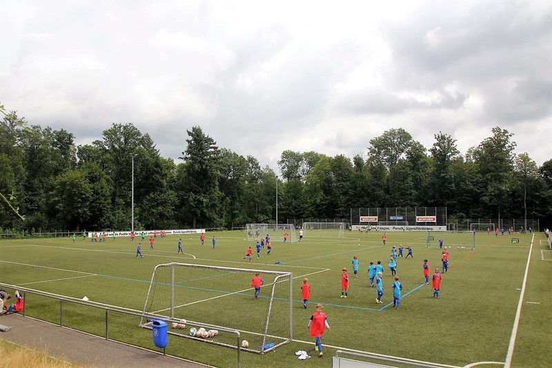 Schülerinnen und Schüler trainieren auf dem Platz