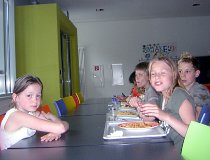 Kinder beim Essen.