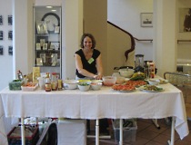 Frau vor einem Essensbuffet.