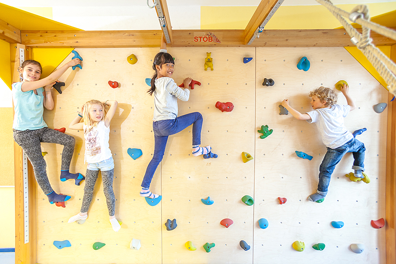 Schülerinnen und Schüler beim Bouldern
