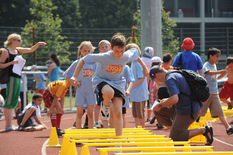 Schülerinnen und Schüler beim Lauf mit Sprungelementen