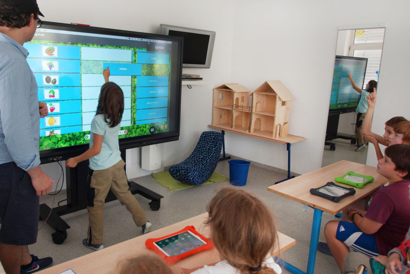 Schüler arbeitet am ActivePanel