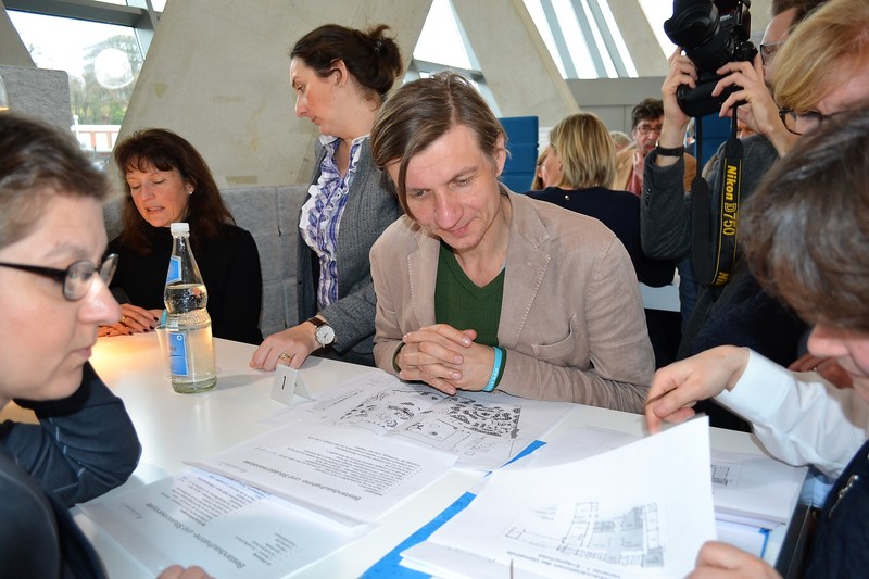 Ganztags-Referent Adrian Krawczyk unterhält sich mit Teilnehmern der Schulbau-Messe Hamburg