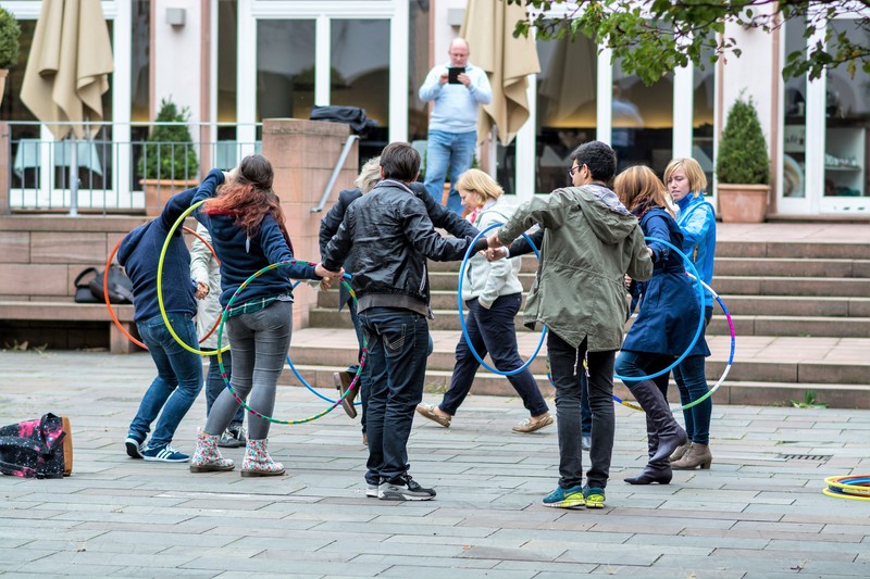 Bewegungsspiel im Hof beim Landeskongress