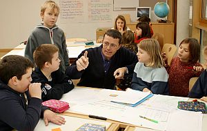 Manfred Pappler inmitten seiner Schülerinnen und Schüler