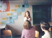 Mädchen vor einer Klasse