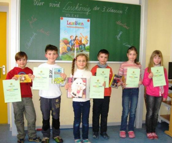 Schülerinnen und Schüler vor der Tafel