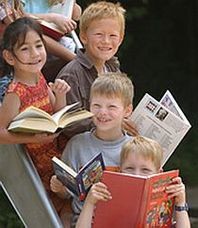 Kinder mit Büchern