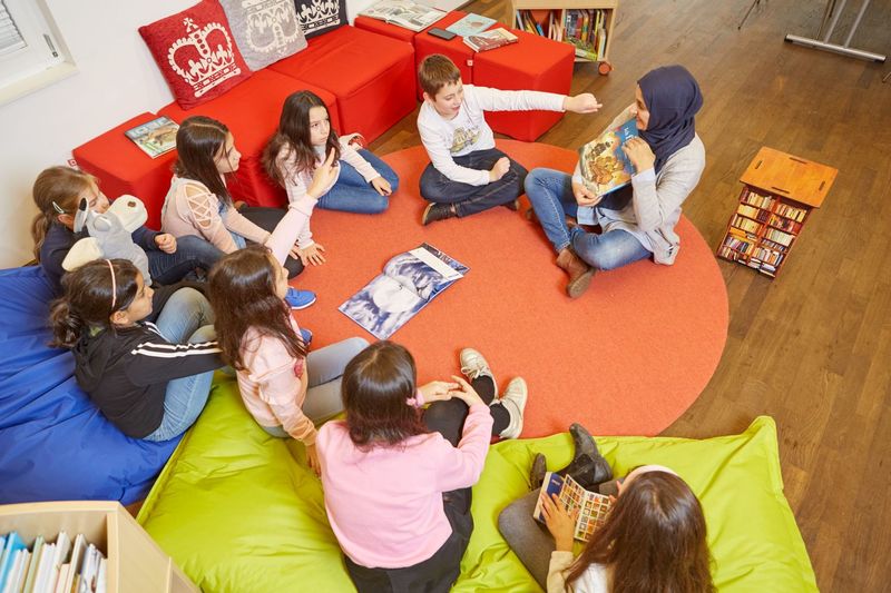 Kinder beim Lesen