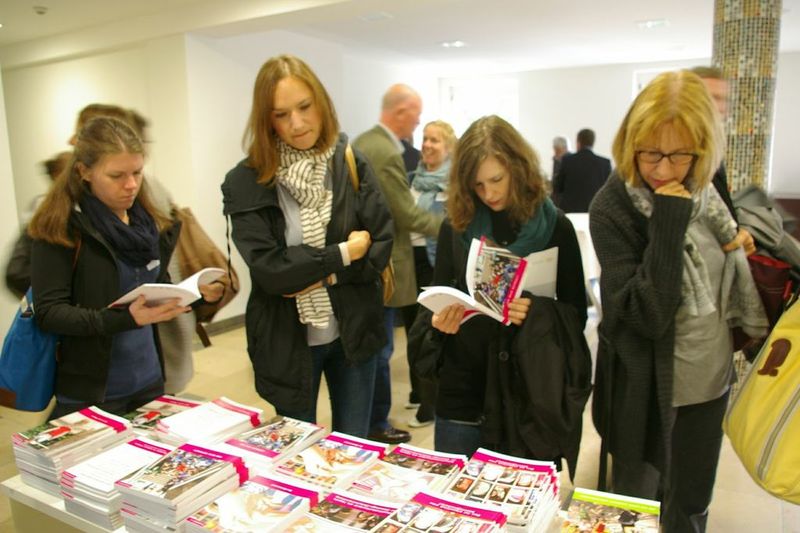 Besucherinnen vor einem Messestand