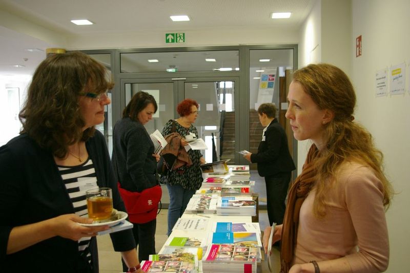 Besucherin an einem Stand