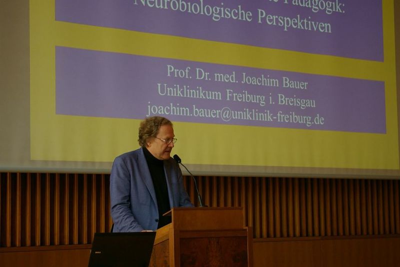 Prof. Bauer während des Vortrags