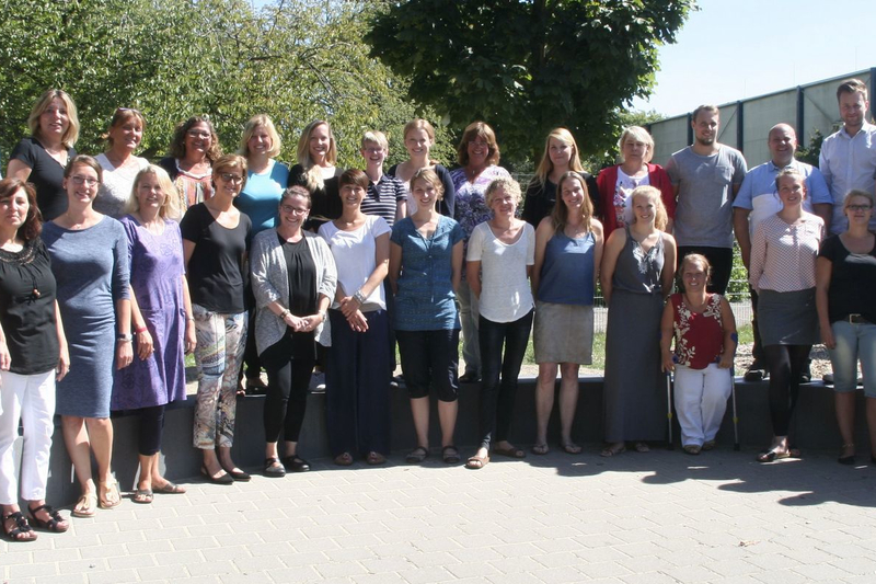 Gruppenfoto des Kollegiums der Libellen-Grundschule in Dortmund