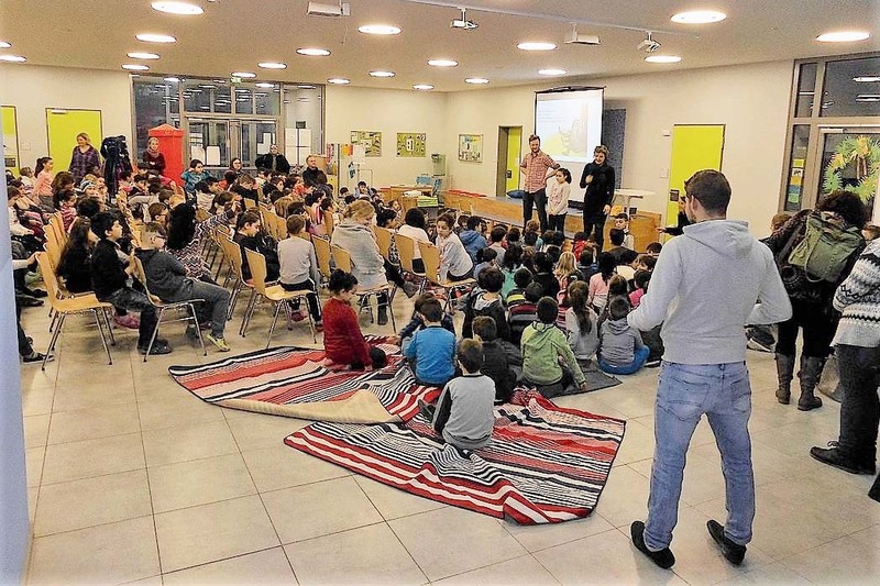 Schülerinnen und Schüler lauschen beim Vorlesetag