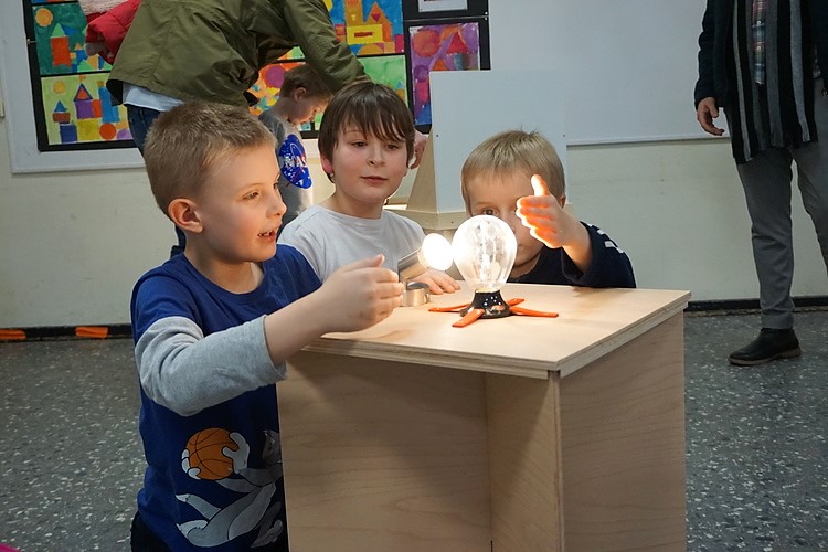Schüler experimentieren mit einer Lampe