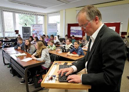 Schüler im Satelliten-Kommunikationsraum