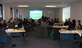Saal mit Teilnehmerinnen und Teilnehmern