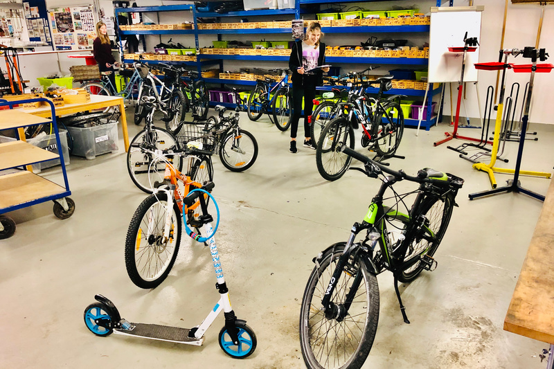 Mädchen in der Fahrradwerkstatt