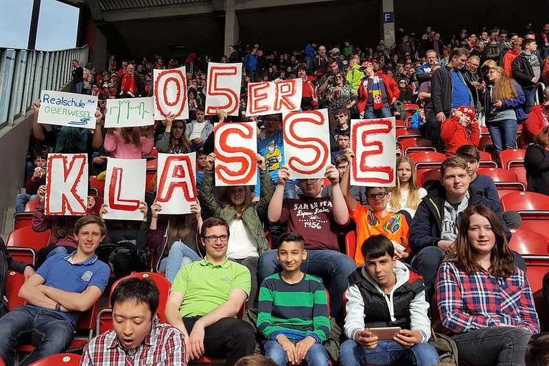 Schulklasse im Stadion