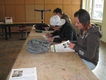 Schülerinnen und Schüler lernen in einem Klassenraum.