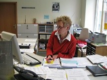 Eine Frau arbeitet in einem Büro am Computer.