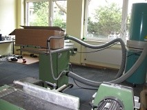 Blick in einen Werkstattraum mit technischen Geräten.