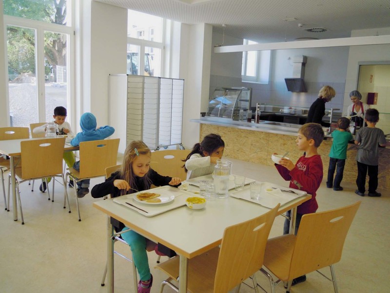 Schülerinnen und Schüler essen in der Mensa