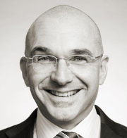 Porträtfoto Schulleiter Martin Hilbk