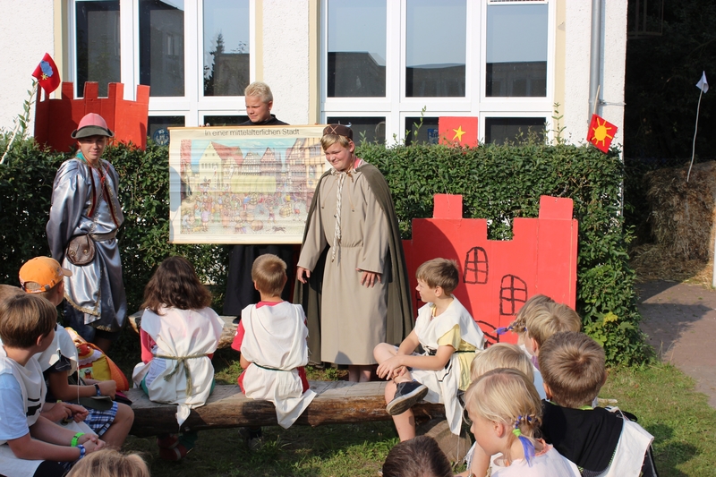 Schülerinnen und Schüler bei der Projektvorstellung