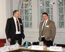 Prof. Ludwig Stecher mit Prof. Joseph Mahoney im Tagungsraum