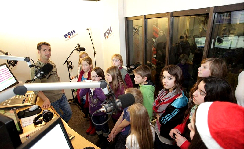 Schüler im Radio-Studio