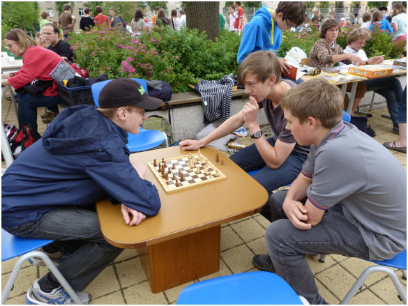 Schüler des Martin-Andersen-Nexö-Gymnasiums beim Schachspiel