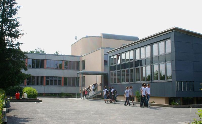 Außenansicht des St. Gotthard-Gymnasiums in Niederaltaich